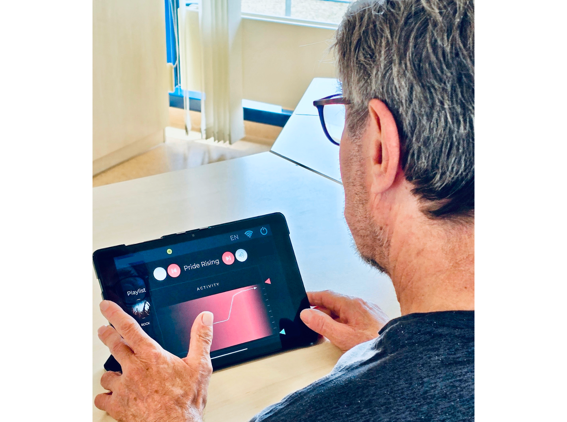 Patient:in übt eigenständig mit dem Logosonic-Tablet, Therapeut:in sieht parallel die Fortschritte